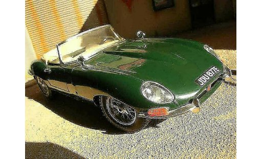 Jaguar E-Type 1961 1/18 Burago verte miniature