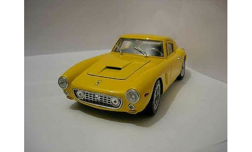 Ferrari 250 GT 1961 1/18 Universal Hobbies berlinette miniature