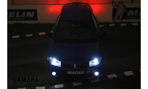 Renault Megane Sport 1/18 Ottomobile R25 F1 Team Bleue LED miniature