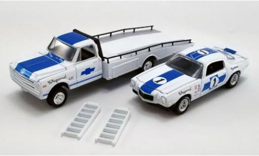 Miniature Chevrolet C-30 1/64 ACME Ramp Truck blanche/bleue Chaparral 1967 avec 1970 Trans Am Camaro et Rampes de chargement Chevrolet C-30 1/64 ACME Ramp Truck blanche/bleue Chaparral 1967 avec 1970 Trans Am Camaro et Rampes de chargement miniature