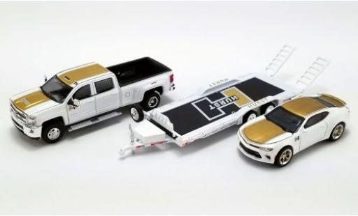Miniature Chevrolet Silverado 1/64 ACME 3500 HD Hurst Performance 2018 avec Camaro SS et 2-Achs-remorque Chevrolet Silverado 1/64 ACME 3500 HD Hurst Performance 2018 avec Camaro SS et 2-Achs-remorque miniature