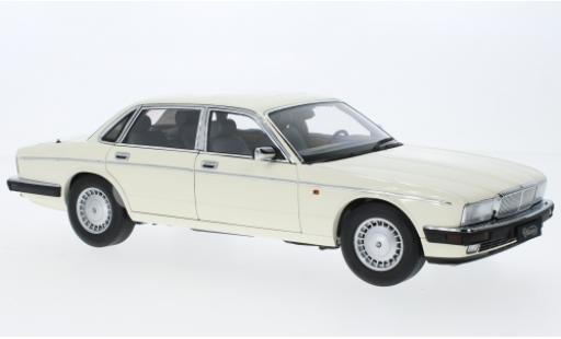 Miniature Jaguar XJ 1/18 Almost Real 6 (40) blanche Jaguar XJ 1/18 Almost Real 6 (40) blanche miniature