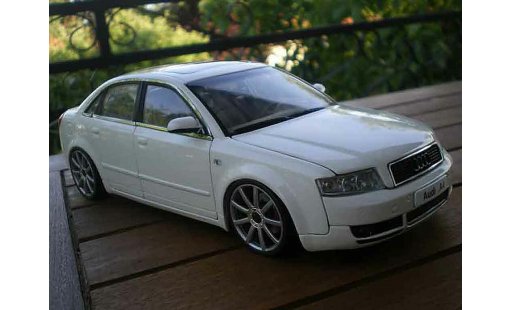 Audi A4 berline 1/18 Minichamps b6 s-line blanche jantes 19 pouces miniature