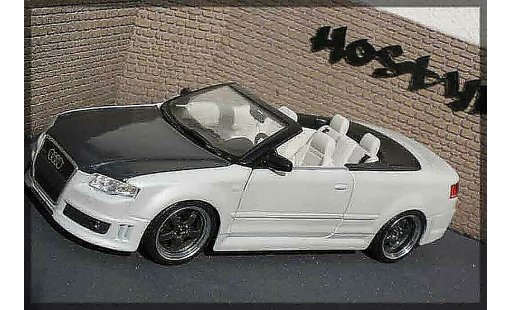 Audi RS4 cabriolet 1/18 Maisto carbon & white miniature
