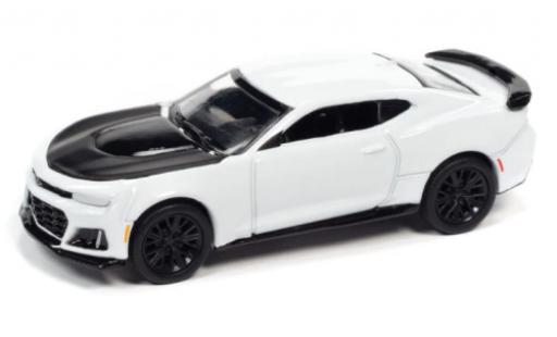 Miniature Chevrolet Camaro 1/64 Auto World ZL1 blanche/noire 2019 Chevrolet Camaro 1/64 Auto World ZL1 blanche/noire 2019 miniature