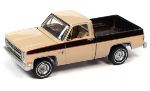 Miniature Chevrolet Silverado 1/64 Auto World 10 Fleetside beige/brun 1985 Chevrolet Silverado 1/64 Auto World 10 Fleetside beige/brun 1985 miniature