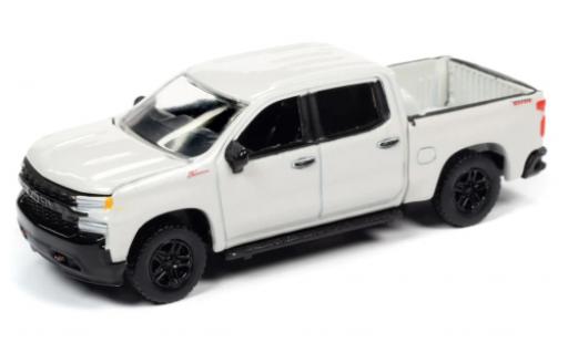 Miniature Chevrolet Silverado 1/64 Auto World Z71 Douane Trail Boss metallise blanche 2019 Chevrolet Silverado 1/64 Auto World Z71 Douane Trail Boss metallise blanche 2019 miniature