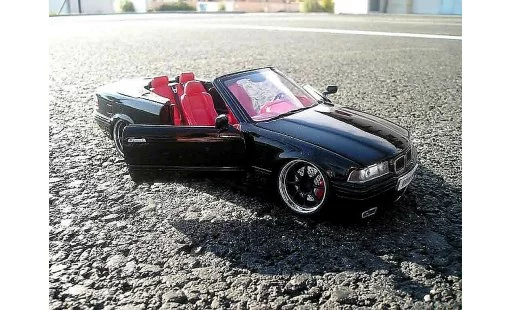 Bmw 325 Cabriolet 1/18 Maisto E36 noire interieur cuir rouge jantes noires bords chromes miniature