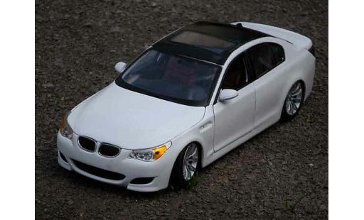 Bmw M5 berline 1/18 Maisto E60 blanche et noire miniature