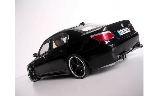 Bmw M5 tuning 1/18 Kyosho E60 jantes techart noires miniature