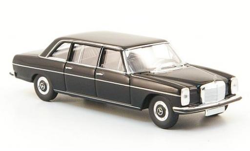 Miniature Mercedes 220 1/87 Brekina D lang (W115) noire Mercedes 220 1/87 Brekina D lang (W115) noire miniature