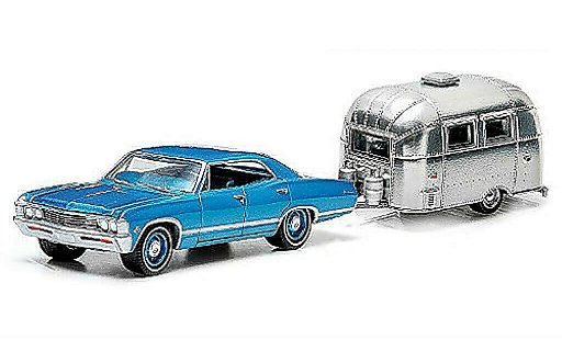 Chevrolet Impala Sedan 1/64 Greenlight Sport bleu et Airstream 16 Bambi 1967 miniature