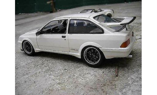 Ford Sierra Cosworth RS 1/18 Minichamps tuning blanche miniature