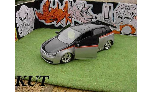 Volkswagen Golf GTI 1/18 Burago suspensions pneumatiques miniature