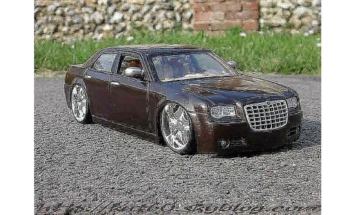 Chrysler 300C special edition 1/18 Maisto show car louis vuitton miniature