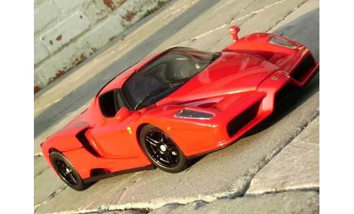 Ferrari Enzo Coupe 1/18 Hot Wheels rouge jantes noires miniature