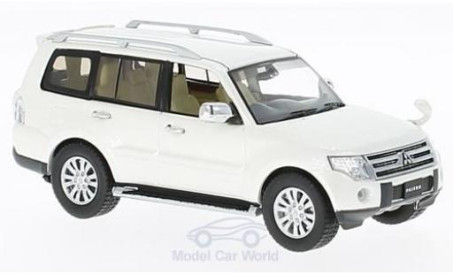Miniature Mitsubishi Pajero 1/43 First 43 Models 4WD metallise blanche RHD 2010 Mitsubishi Pajero 1/43 First 43 Models 4WD metallise blanche RHD 2010 miniature