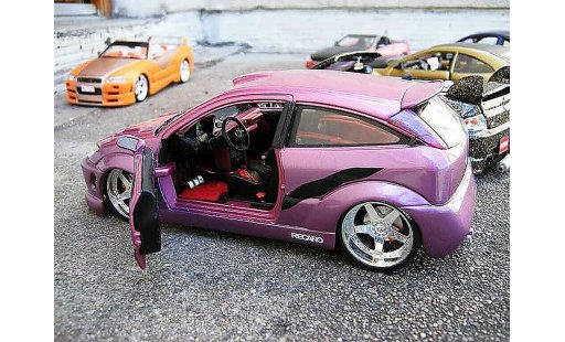 Ford Focus RS 1/18 Burago violine show car miniature