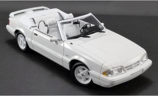 Miniature Ford Mustang 1/18 GMP LX 5.0L Cabriolet Feature Car blanche 1993 Softtop liegt bei Ford Mustang 1/18 GMP LX 5.0L Cabriolet Feature Car blanche 1993 Softtop liegt bei miniature