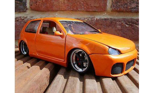 Volkswagen Golf GTI 1/18 Revell virus miniature