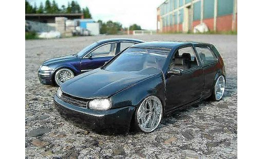 Volkswagen Golf GTI 1/18 Revell noire jantes chromees miniature