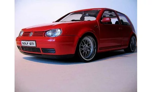 Volkswagen Golf GTI 1/18 Revell rouge jantes bords larges miniature