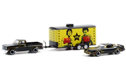 Miniature Chevrolet C-10 1/64 Greenlight Custom Deluxe noire/gold 1981 mit 1979 Pontiac Firebird Trans Am und Zweiachskofferanhänger Rocky II Chevrolet C-10 1/64 Greenlight Custom Deluxe noire/gold 1981 mit 1979 Pontiac Firebird Trans Am und Zweiachskofferanhänger Rocky II miniature