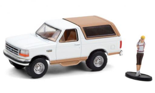 Miniature Ford Bronco 1/64 Greenlight Eddie Bauer blanche/matt-beige 1996 avec figurine Ford Bronco 1/64 Greenlight Eddie Bauer blanche/matt-beige 1996 avec figurine miniature