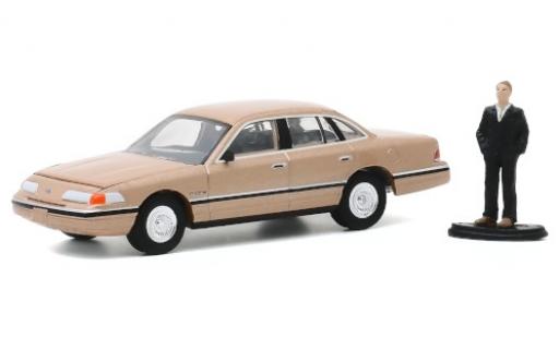 Miniature Ford Crown 1/64 Greenlight Victoria LX metallise beige 1992 avec figurine Ford Crown 1/64 Greenlight Victoria LX metallise beige 1992 avec figurine miniature