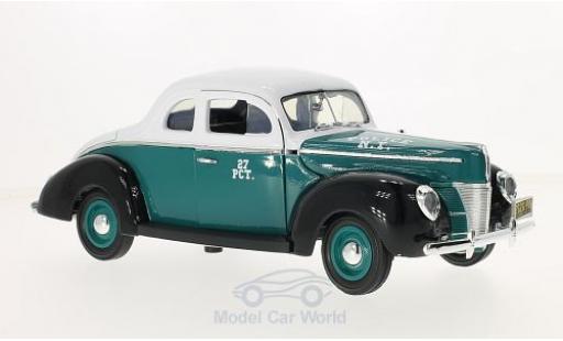 Miniature Ford Deluxe 1/18 Greenlight Coupe verte/blanche NYPD - Police 1940 ohne Vitrine Ford Deluxe 1/18 Greenlight Coupe verte/blanche NYPD - Police 1940 ohne Vitrine miniature