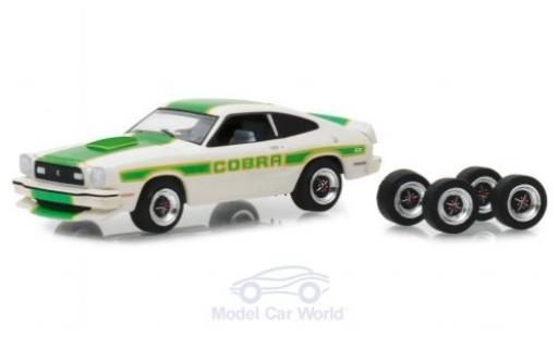 Miniature Ford Mustang 1/64 Greenlight II Cobra II blanche/Dekor 1978 mit Ersatzräder Ford Mustang 1/64 Greenlight II Cobra II blanche/Dekor 1978 mit Ersatzräder miniature