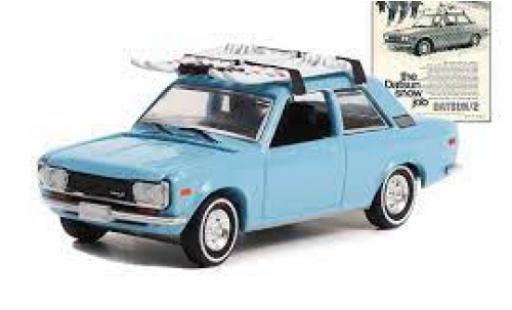 Datsun 510 1/64 Greenlight bleu clair 1970 miniature