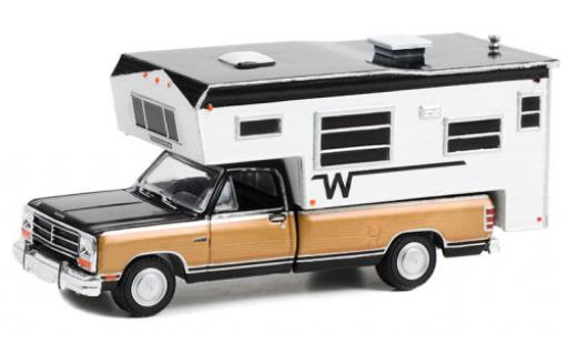 Miniature Dodge RAM 1/64 Greenlight D-250 noire/doré 1990 Dodge RAM 1/64 Greenlight D-250 noire/doré 1990 miniature