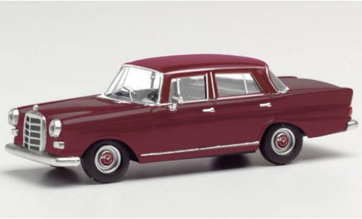 Miniature Mercedes 200 1/87 Herpa (W110) rouge foncé Mercedes 200 1/87 Herpa (W110) rouge foncé miniature