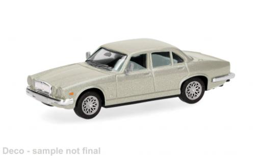 Miniature Jaguar XJ 1/87 Herpa Series III beige 1979 1:87 Jaguar XJ 1/87 Herpa Series III beige 1979 1:87 miniature
