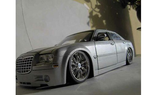 Chrysler 300C tuning 1/18 Maisto dub grise miniature