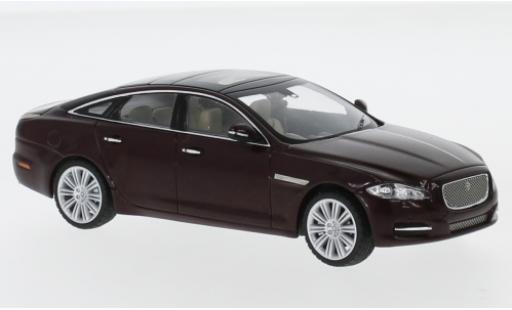 Miniature Jaguar XJ 1/43 IXO (X351) metallise rouge RHD 2009 Jaguar XJ 1/43 IXO (X351) metallise rouge RHD 2009 miniature