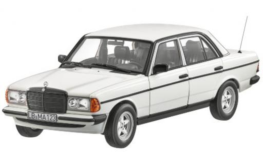Miniature Mercedes 200 1/18 Norev (W123) blanche mit AMG-Bodykit Mercedes 200 1/18 Norev (W123) blanche mit AMG-Bodykit miniature