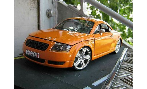 Audi TT rs coupe 1/18 Revell orangesignal porsche jantes touareg miniature
