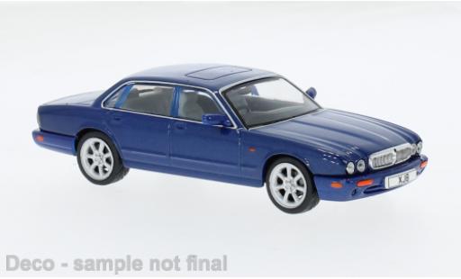 Miniature Jaguar XJ 1/43 IXO 8 (X308) metallise bleue 1998 1:43 Jaguar XJ 1/43 IXO 8 (X308) metallise bleue 1998 1:43 miniature