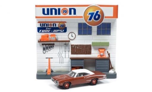 Miniature Dodge Coronet 1/64 Johnny Lightning Super Bee metallise marron/matt-blanche 1976 Diorama Dodge Coronet 1/64 Johnny Lightning Super Bee metallise marron/matt-blanche 1976 Diorama miniature