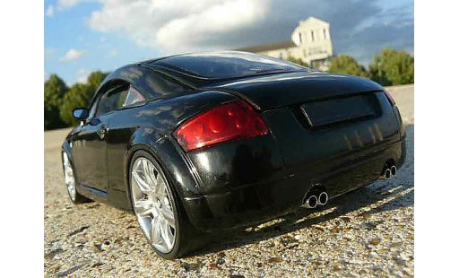 Audi TT coupe 1/18 Revell noire miniature