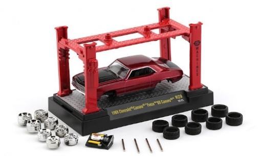 Miniature Chevrolet Camaro 1/64 M2 Machines metallise rouge/matt-noire 1969 Foose 69 avec Hebebühne et 2 Radsätzen Chevrolet Camaro 1/64 M2 Machines metallise rouge/matt-noire 1969 Foose 69 avec Hebebühne et 2 Radsätzen miniature