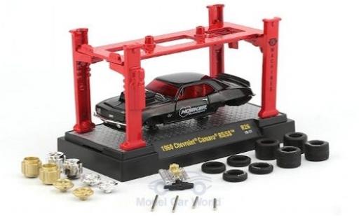 Miniature Chevrolet Camaro 1/64 M2 Machines RS/SS metallise noire/Dekor Hooker Blackheart 1969 mit Hebebühne und 2 Radsätzen Chevrolet Camaro 1/64 M2 Machines RS/SS metallise noire/Dekor Hooker Blackheart 1969 mit Hebebühne und 2 Radsätzen miniature