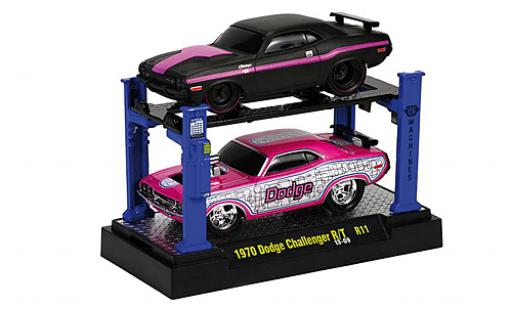 Miniature Dodge Challenger 1/64 M2 Machines R/T Tuning matt-noire/lila 1969 2er-Set: y compris les Hebebühne sur podium Capot avec fonction Dodge Challenger 1/64 M2 Machines R/T Tuning matt-noire/lila 1969 2er-Set: y compris les Hebebühne sur podium Capot avec fonction miniature