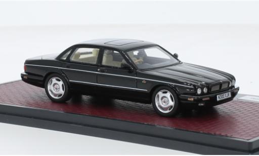 Miniature Jaguar XJ 1/43 Matrix R (X300) metallise noire 1994 Jaguar XJ 1/43 Matrix R (X300) metallise noire 1994 miniature