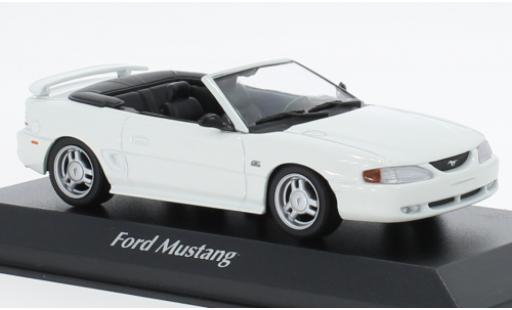 Ford Mustang 1/43 Maxichamps Cabriolet blanche 1994 miniature