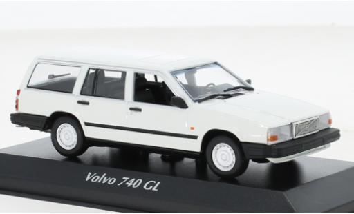 Miniature Volvo 740 1/43 Maxichamps Break blanche 1986 Volvo 740 1/43 Maxichamps Break blanche 1986 miniature