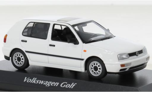 Miniature Volkswagen Golf 1/43 Maxichamps blanche 1997 Volkswagen Golf 1/43 Maxichamps blanche 1997 miniature