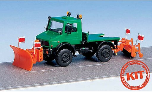 Mercedes Unimog Base 1/87 Kibri verte avec Pflug et Kehrmaschine miniature